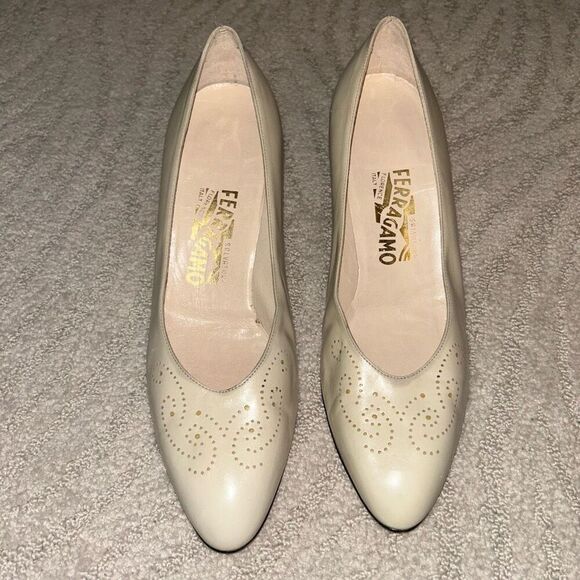 Salvatore Ferragamo Florence Italy Cream Leather Pumps 10 - Picture 5 of 7